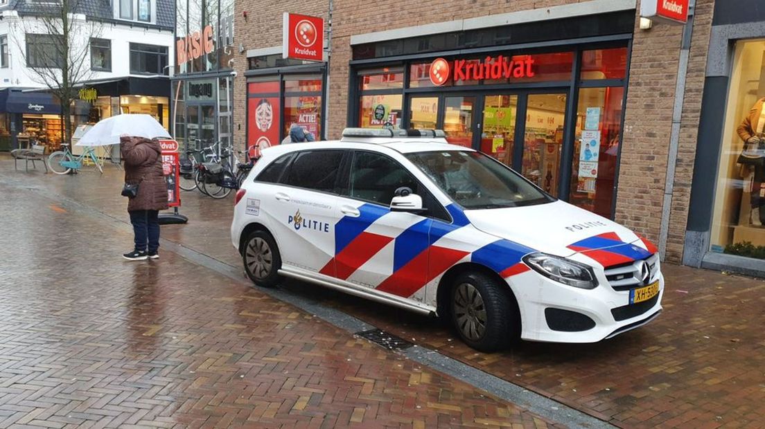 De overvaller ging er met een onbekende buit vandoor.