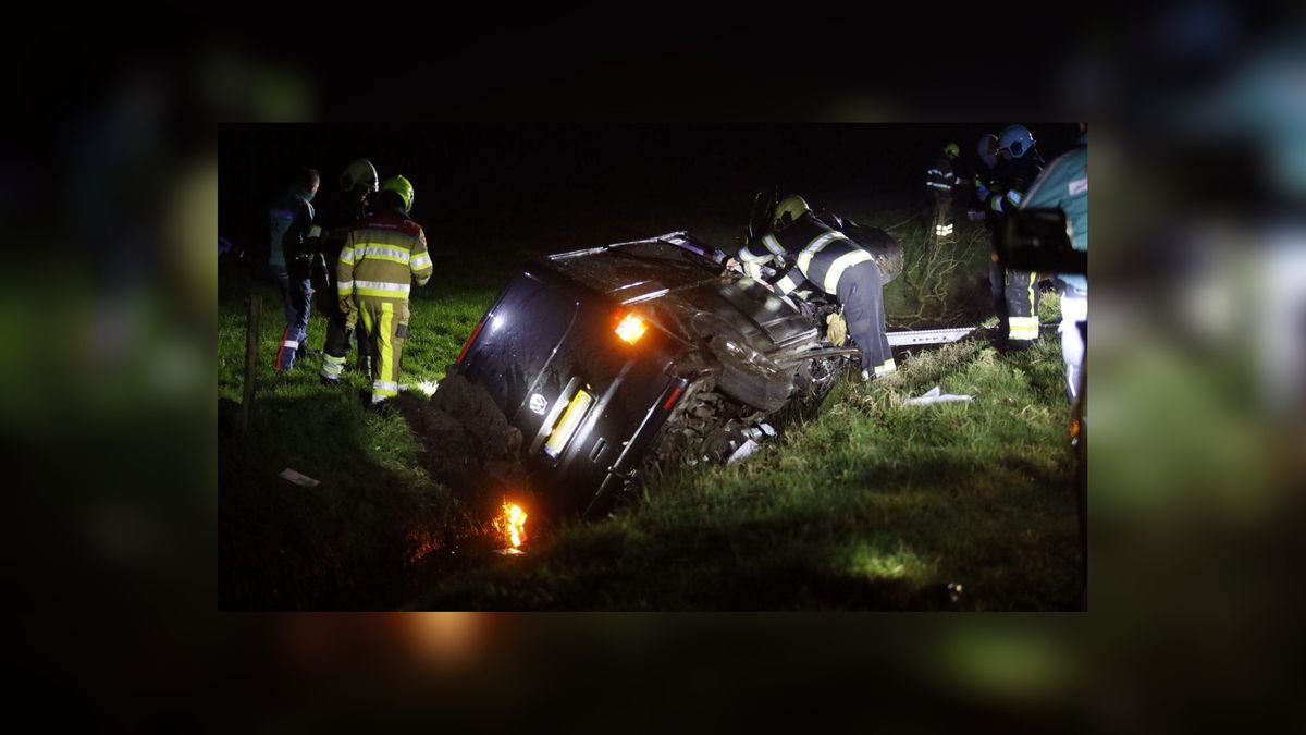 Busje zwaar beschadigd bij eenzijdig ongeluk in Wijnjewoude