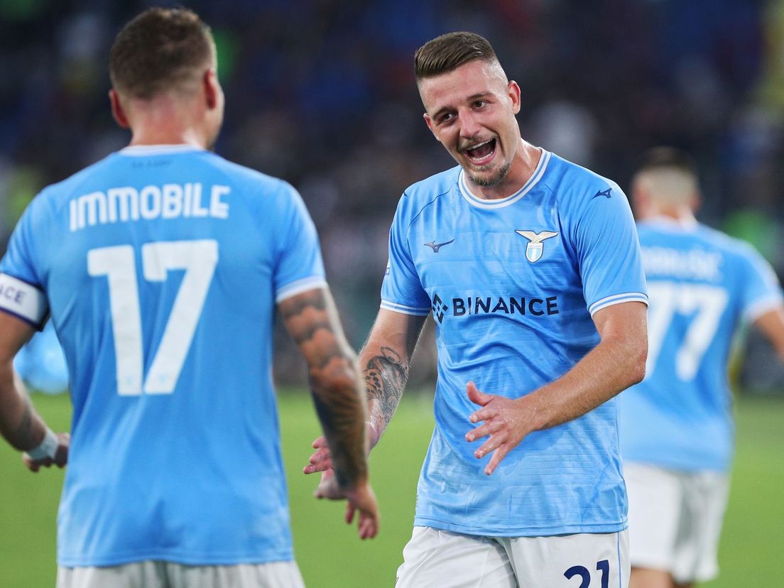 Ciro Immobile en Sergej Milinkovic-Savic vieren een doelpunt tegen Bologna