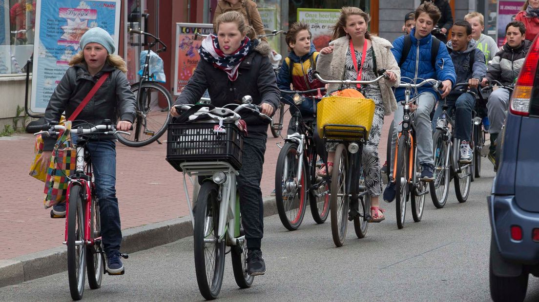 Als het aan wethouder Broeksma en zijn partijgenoot Leemhuis ligt, stappen mensen zoveel mogelijk op de fiets