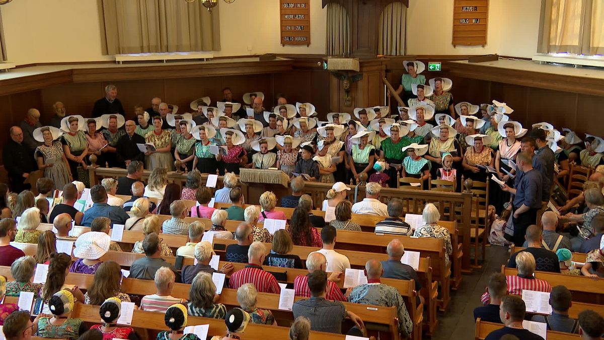 Arnemuiden viert 450 jaar stadsrechten in klederdracht