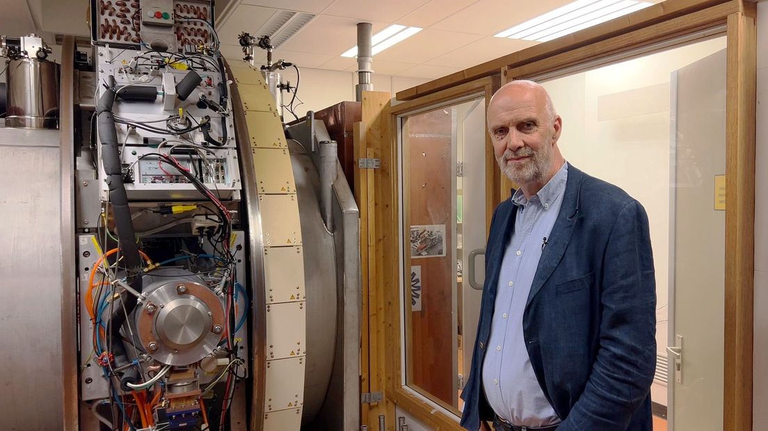 Professor Jan Lagendijk bij het prototype van de MRI versneller