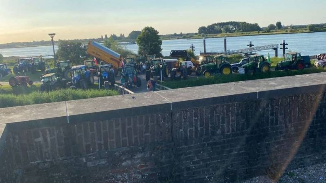 Meerdere boeren verzamelden zich voor Slot Loevestein.