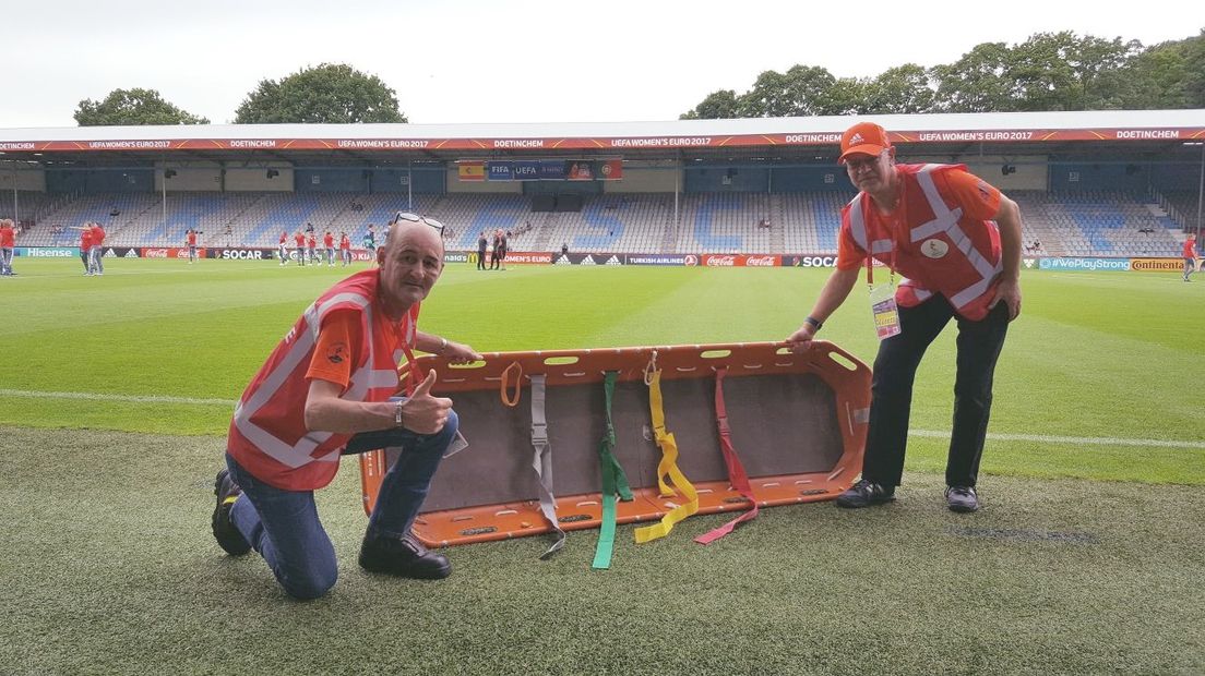 In een uitverkocht stadion de Vijverberg in Doetinchem voetballen de Nederlandse dames zaterdagavond tegen Zweden. Nu de dames de kwartfinale hebben bereikt, willen veel mensen de wedstrijd live meemaken, maar er zijn dus geen kaarten meer te koop. John Geerdink uit Eerbeek en Ewald Jansen uit Dieren zitten vanavond wel in de Vijverberg, helemaal vooraan op het veld zelfs. De twee vrijwilligers zijn officieel velddragers, aangesteld door de UEFA.