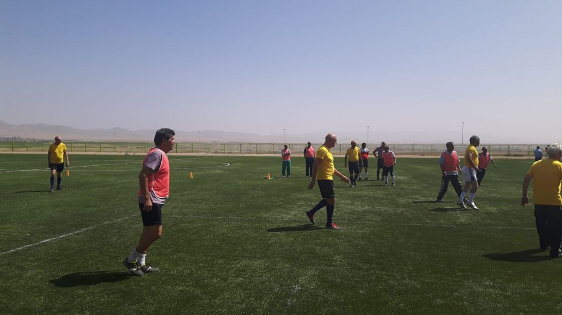 De mannen van SV Bedum geven les in walking voetbal in Iran