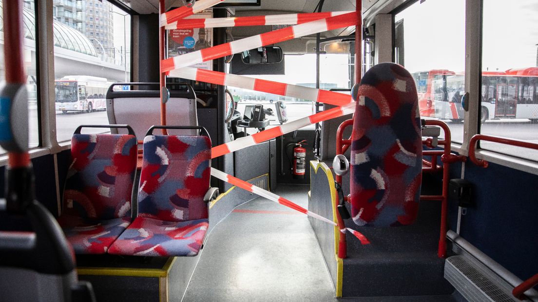 In een bus zijn maatregelen getroffen om de buschauffeur te beschermen tegen het coronavirus.