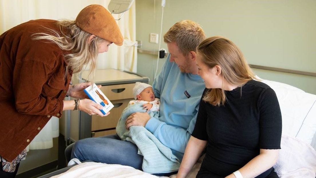 De kleine Philip is de eerste baby die het Nijntje-boekje krijgt