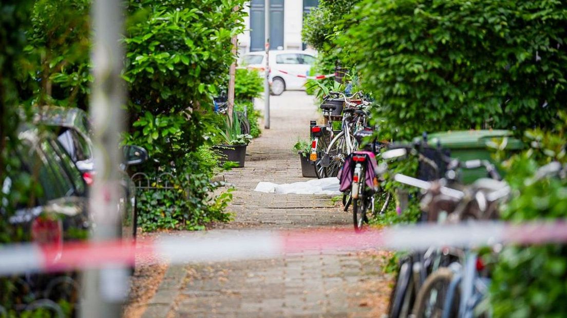 De dode lag op straat in Arnhem.