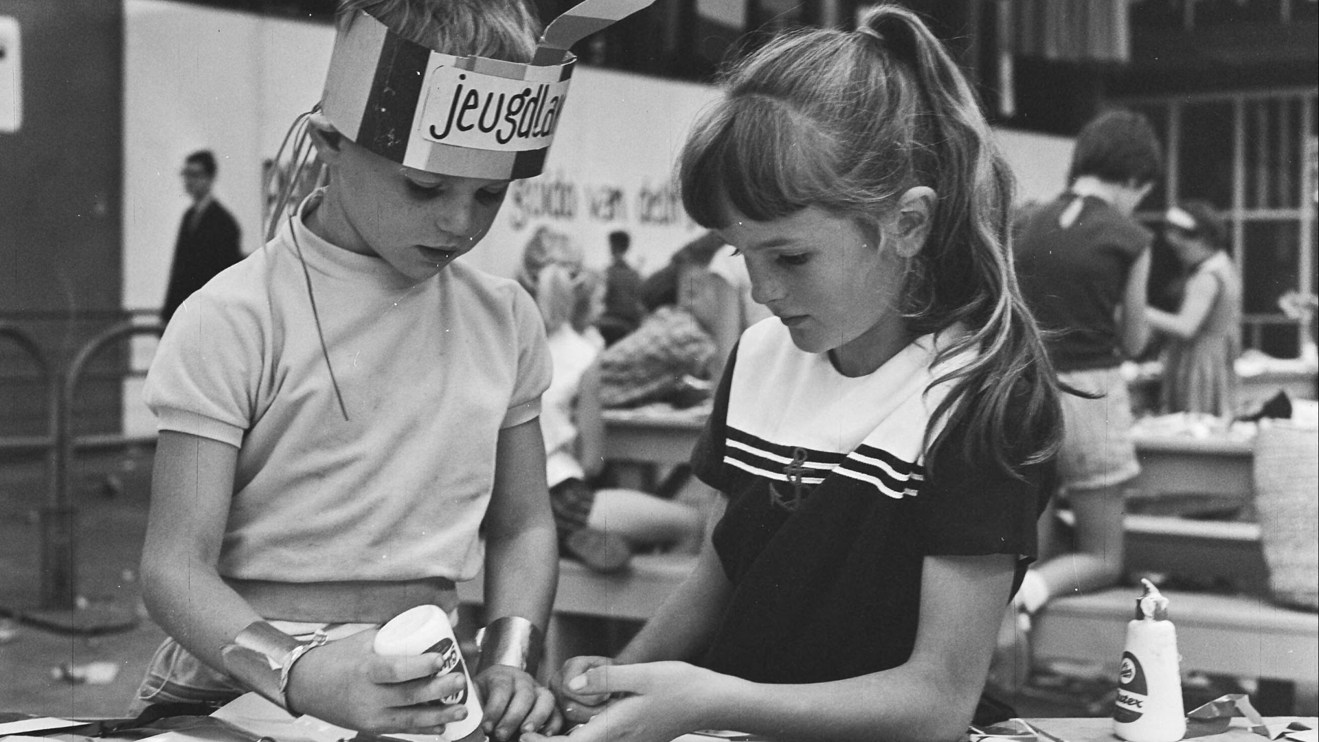 Twee knutselende kinderen tijdens Jeugdland in 1964.