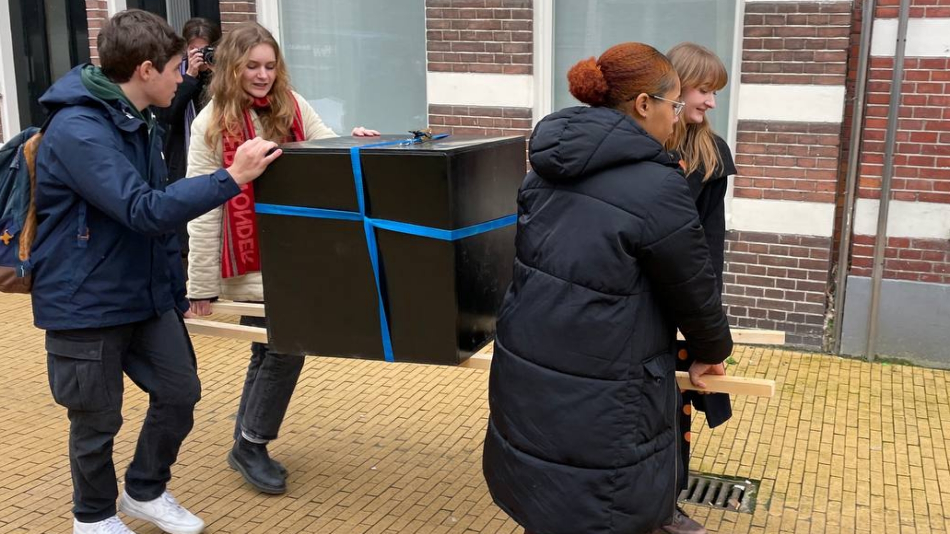 Tijdcapsule Van Studenten Blijft Duizend Jaar Op Zolder In Stad Liggen ...