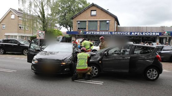 Twee auto's botsen, een persoon nagekeken in ambulance