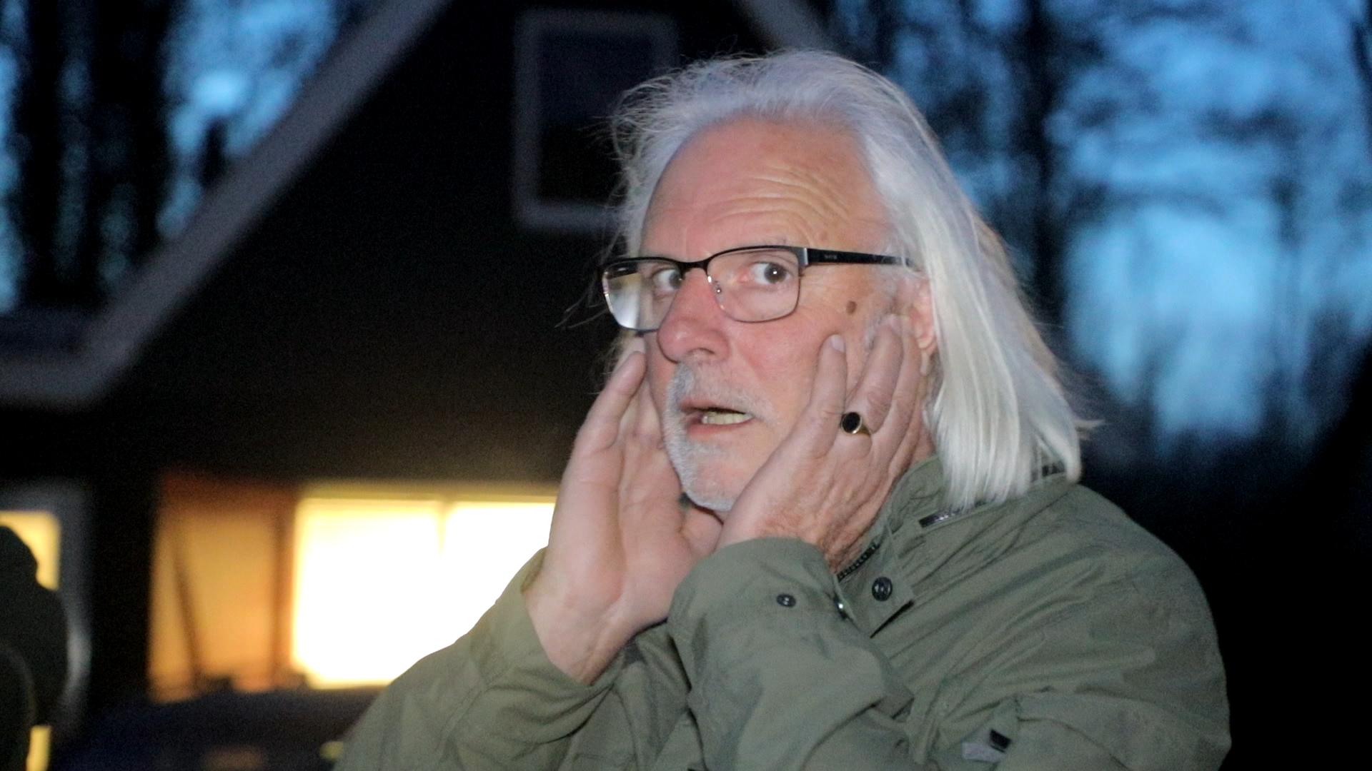 Albert Sinnema voor zijn huis bij de eerste avond van Ramstein Flag