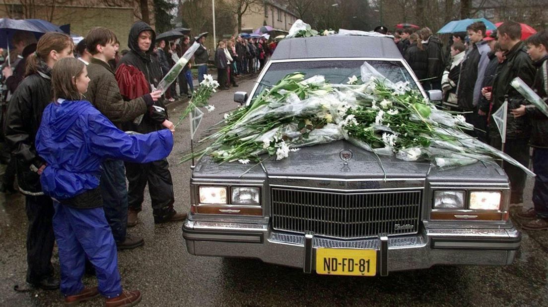 Auto met stoffelijk overschot van Sybine rijdt door Maarn (1999).