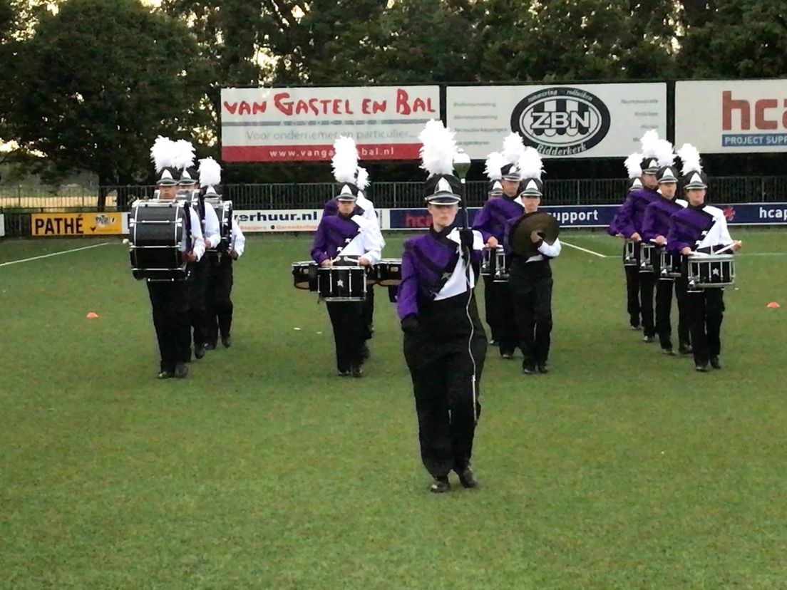 Percussiegroep Ridderster tijdens de generale repetitie op Sportpark Reyerpark in Ridderkerk