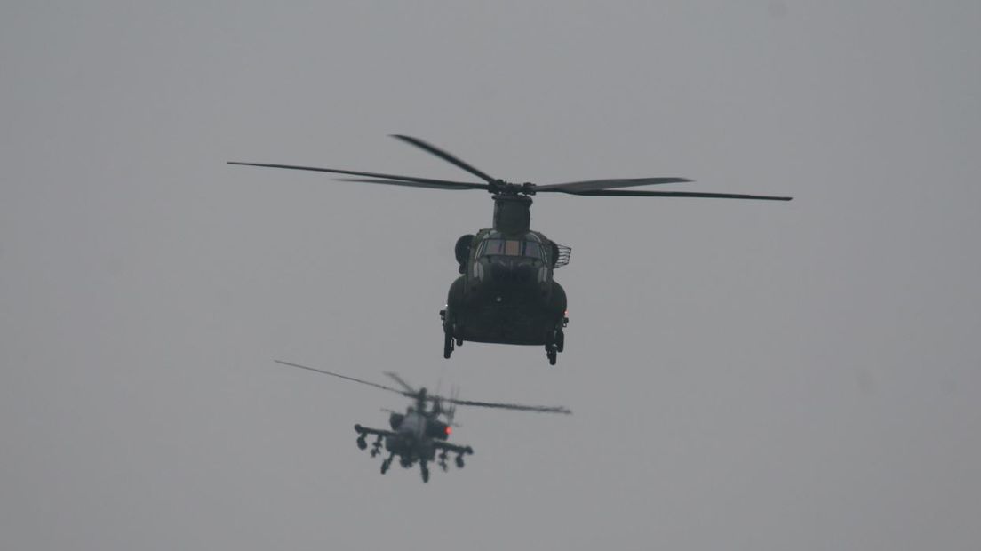 Defensie voert ook dinsdag tussen 09.00 en 14.00 uur oefeningen uit met Apache- en Chinook-helikopters bij Beuningen. Maandag waren daar eveneens deze helikopters te zien en te horen.