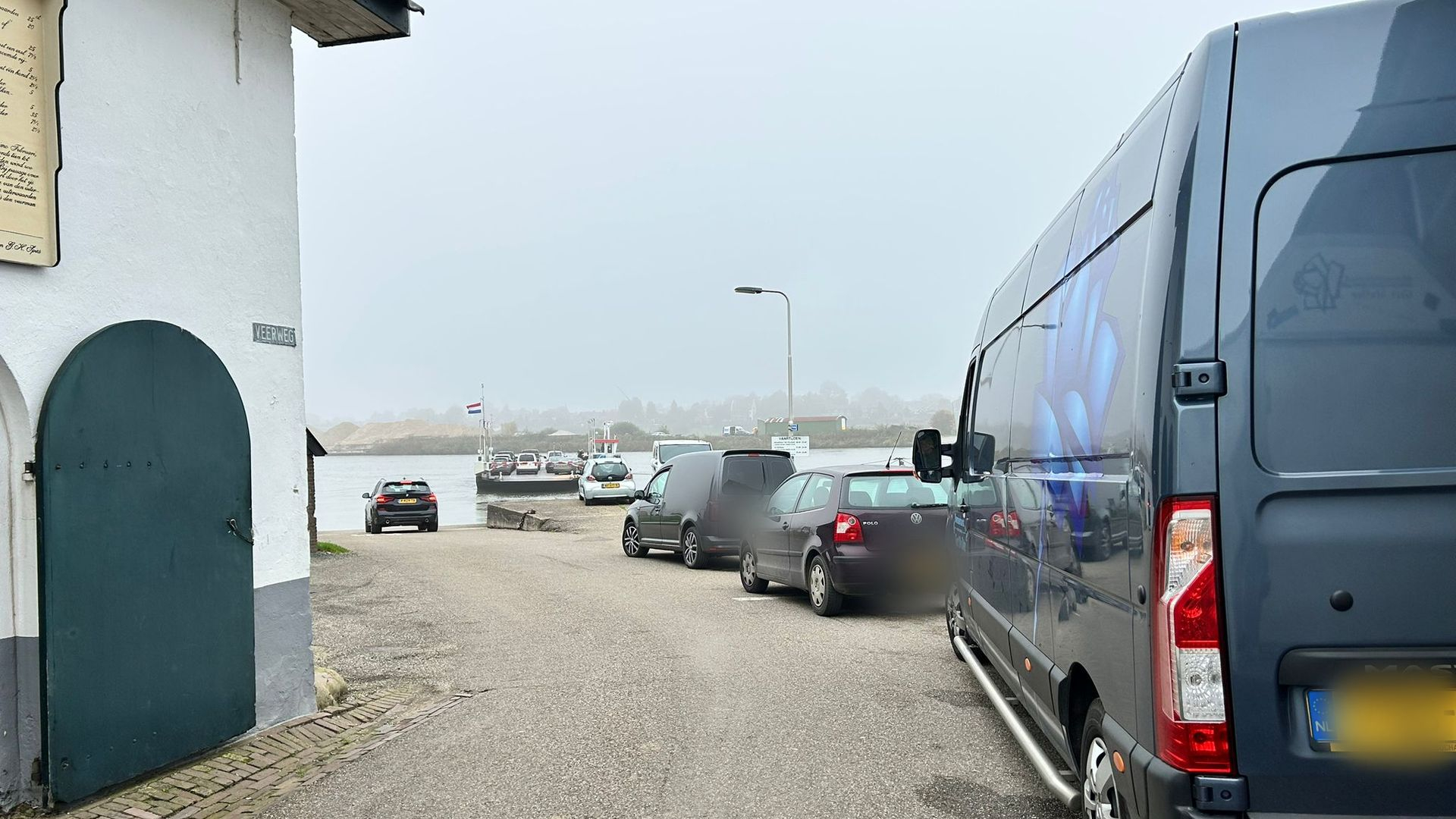 Veerpont draait overuren door afgesloten brug