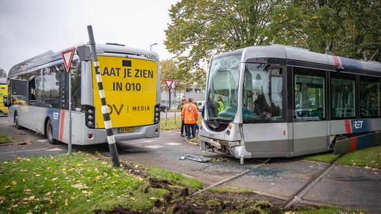 Ravage na botsing tram en bus, meerdere passagiers nagekeken. Ravage na botsing tram en bus, meerdere passagiers nagekeken.