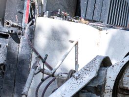 Een deel van het beton is in de sloot terechtgekomen.