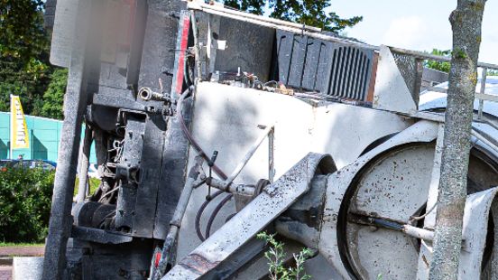 Betonwagen kantelt en beton belandt in sloot, omstanders bevrijden chauffeur Home