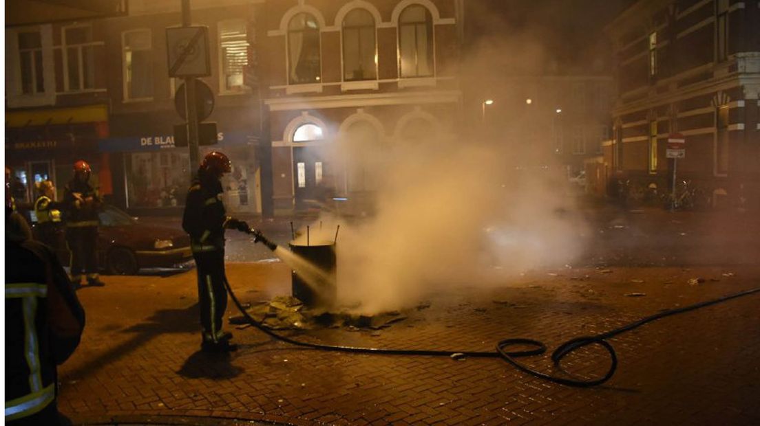 De brandweer blust een brandje tijdens de jaarwisseling