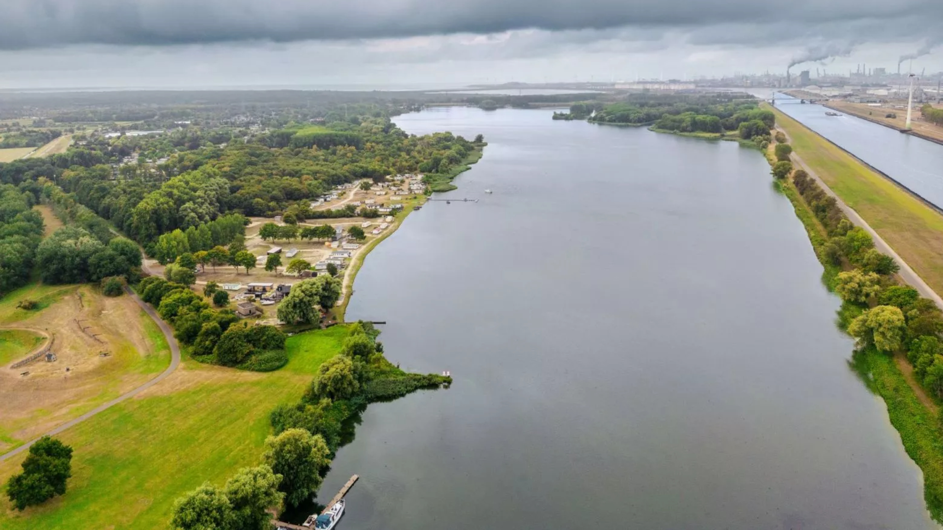 Het Brielse Meer (en rechts het Hartelkanaal)
