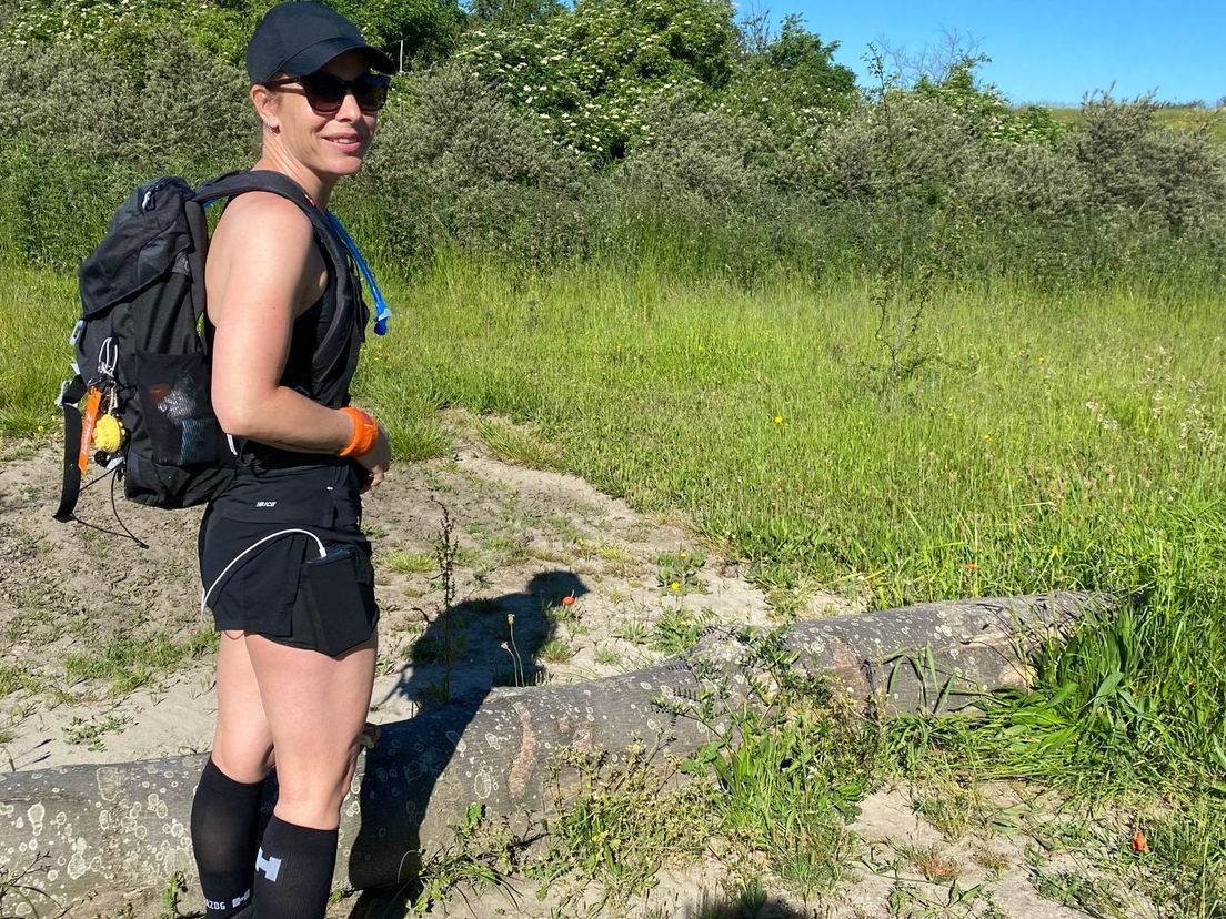 Marijke Pollaart tijdens haar wandeltocht van 85 kilometer