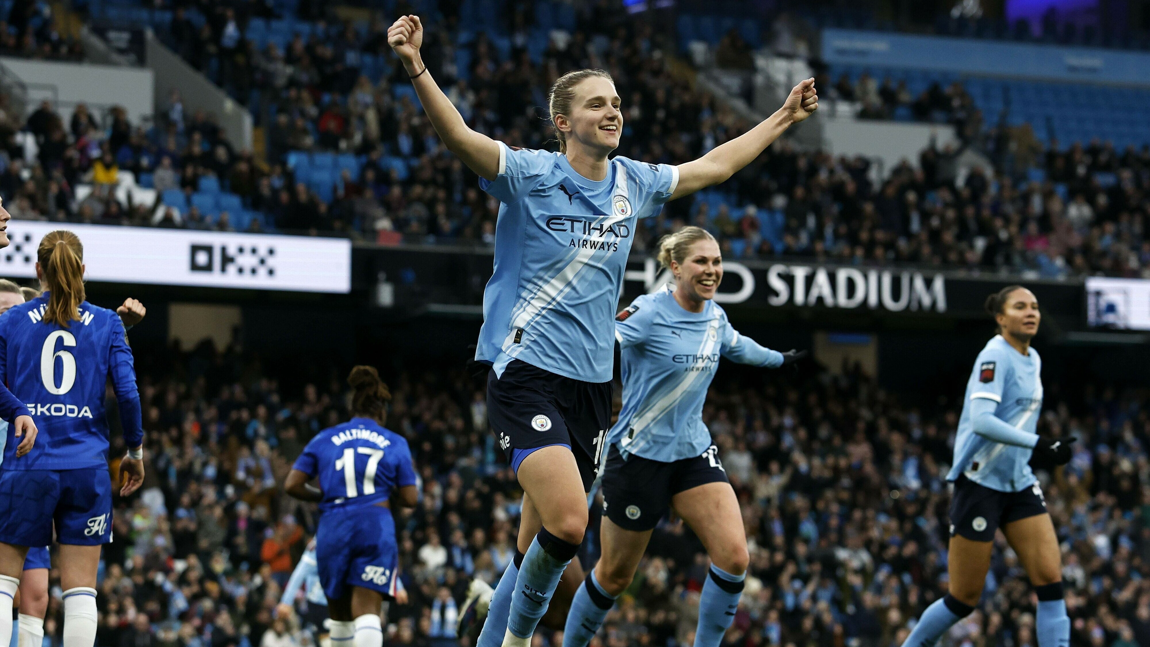 Vivianne Miedema blijft jaar langer bij Manchester City: 'Geen plek waar ik liever ben'