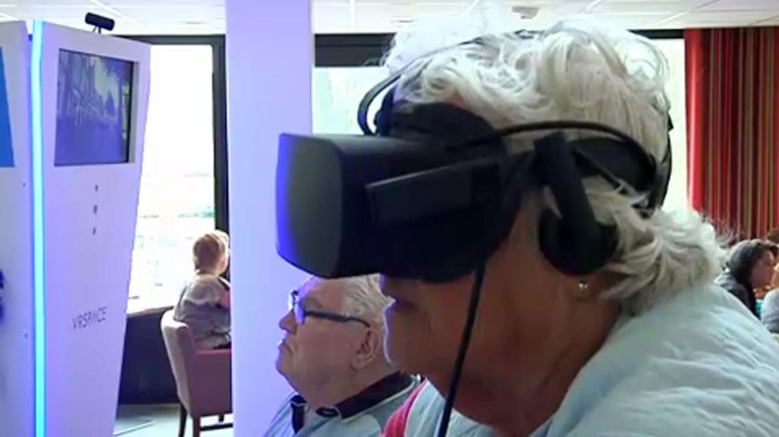 Ouderen in Oudewater ontdekken virtual reality.