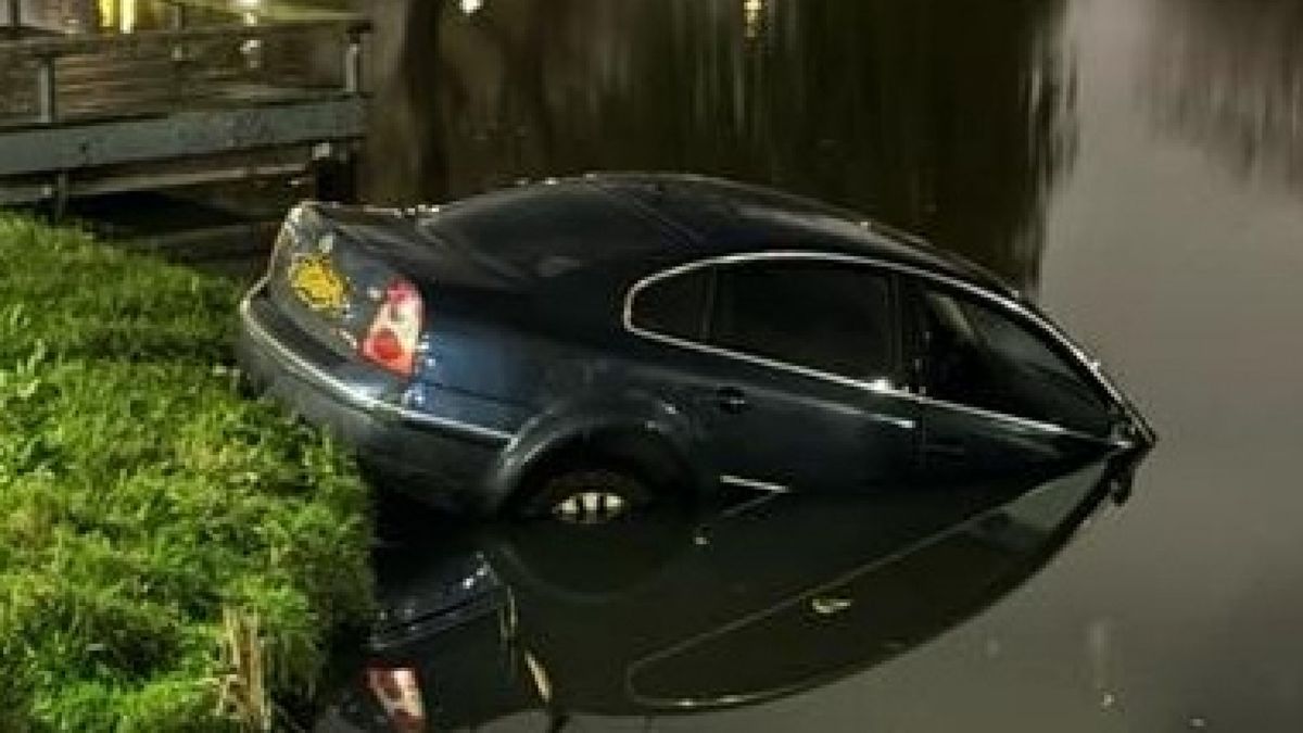 Automobilist duikt sloot in en laat vrouw hulpeloos achter