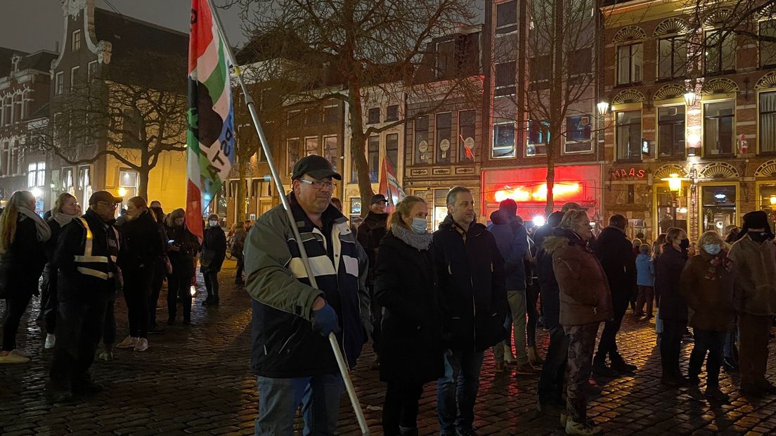 De eerste demonstranten melden zich op de Vismarkt