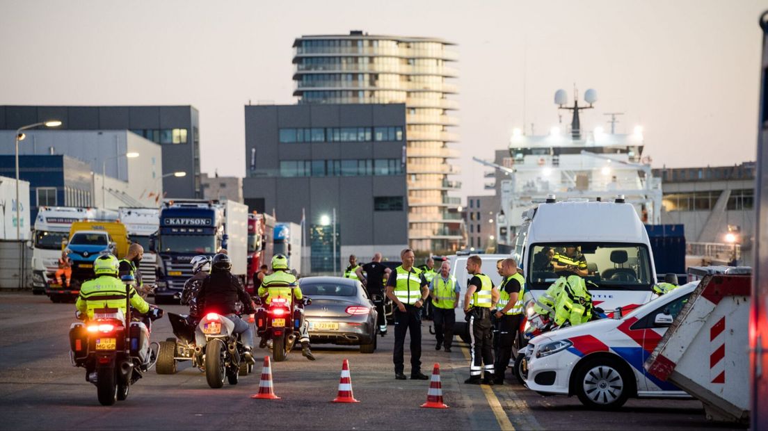 De politie voert een verkeerscontrole uit