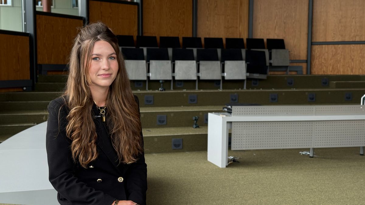 Buurmeisje Caitlin (22) ontwerpt nieuwe raadszaal gemeentehuis: 'Heel anders dan normaal'