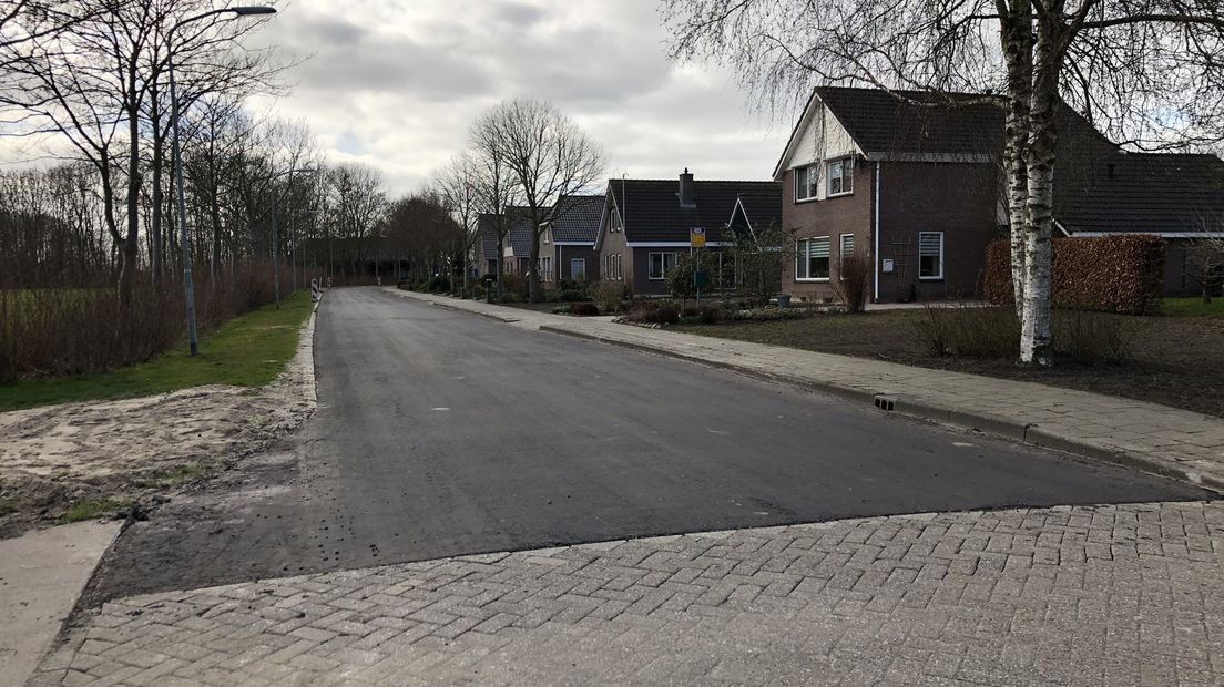 De Abel Olsderweg in Termunten heeft nu asfalt