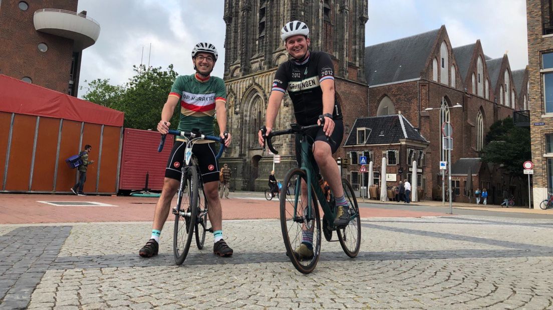 Bart (l) en Sven (r) fietsten 153 kilometer voor de benefiet