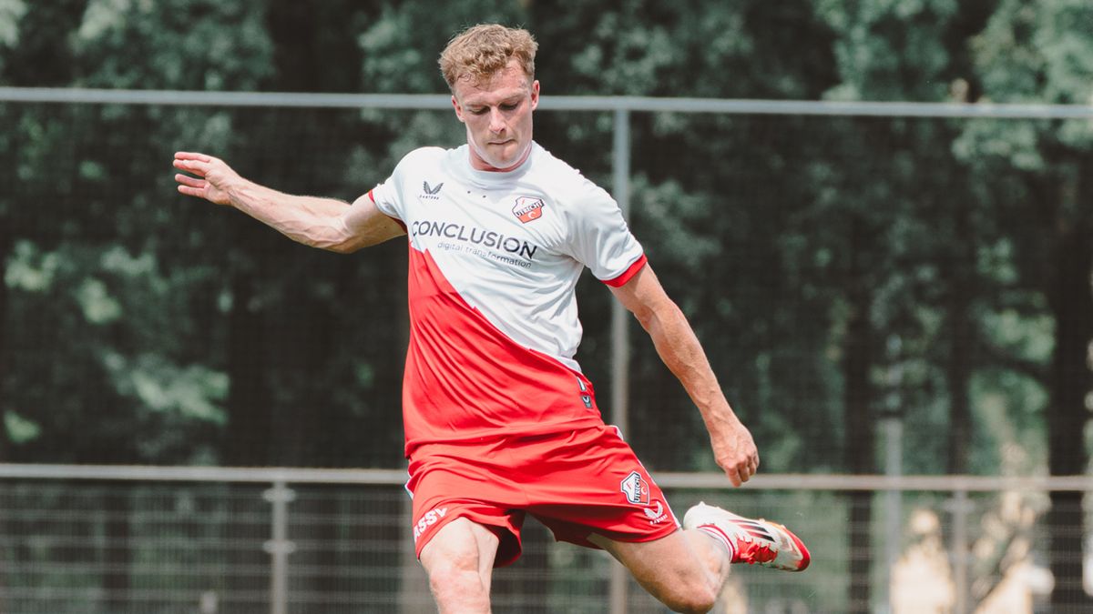 FC Utrecht-trainer Ron Jans laat Derry Murkin alle hoeken van het veld zien: 'Zolang ik maar minuten