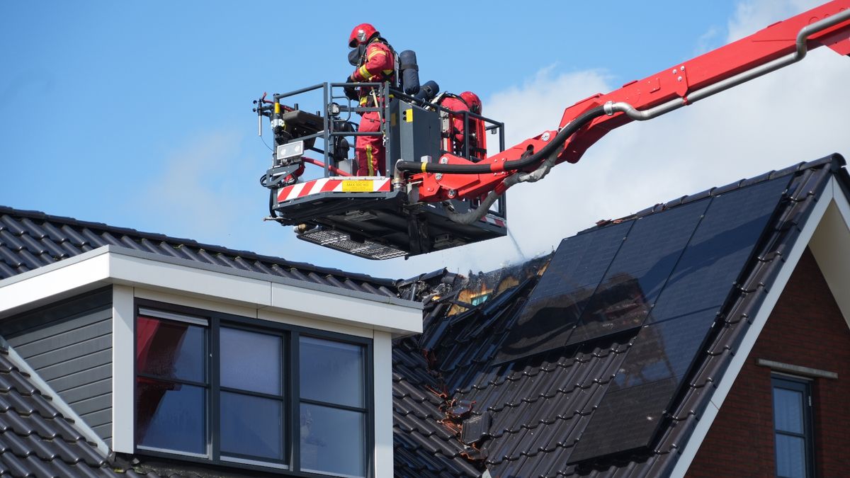 112-nieuws: Brand bij zonnepanelen op woning in Leek