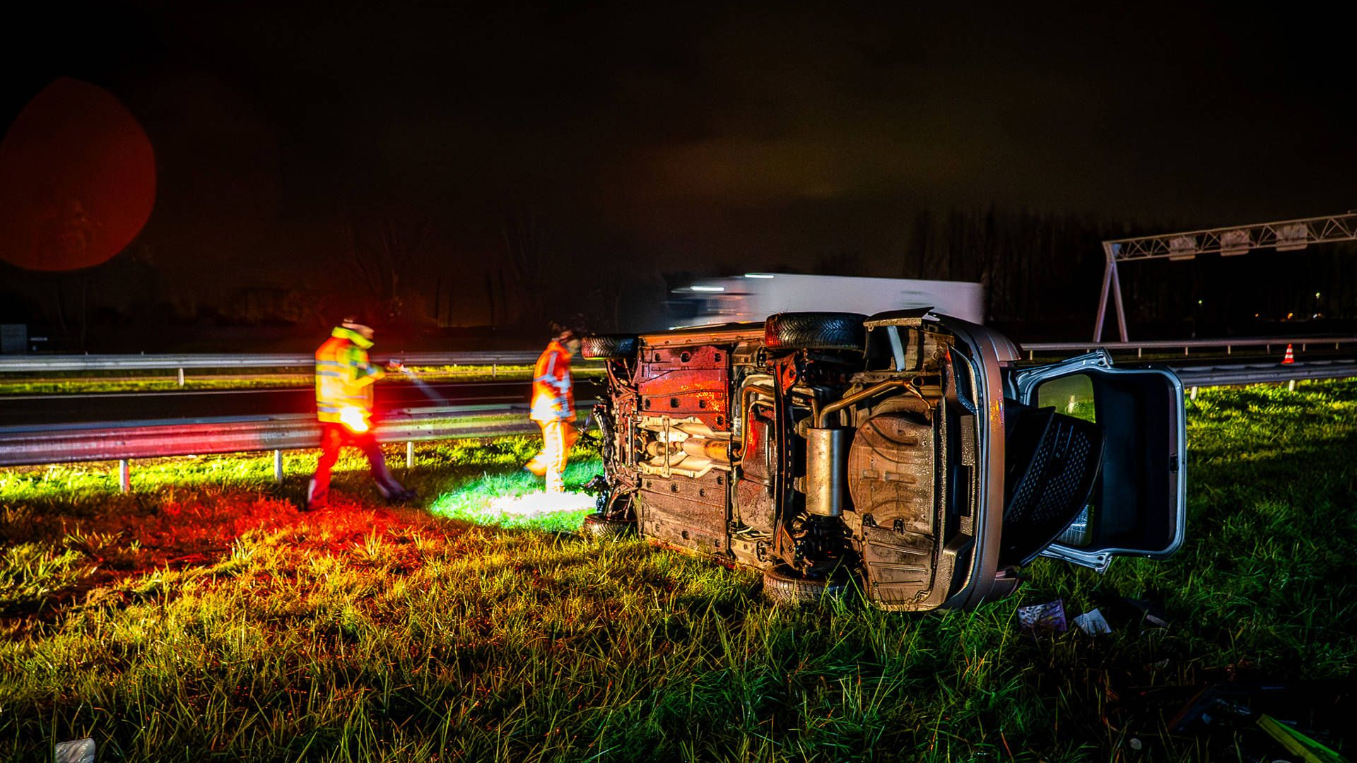 Auto op zijkant naast vangrail A15