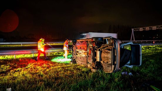 Auto op zijkant naast vangrail A15