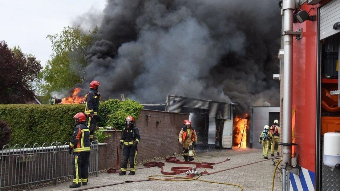 De brand woedt bij een loods in het dorp