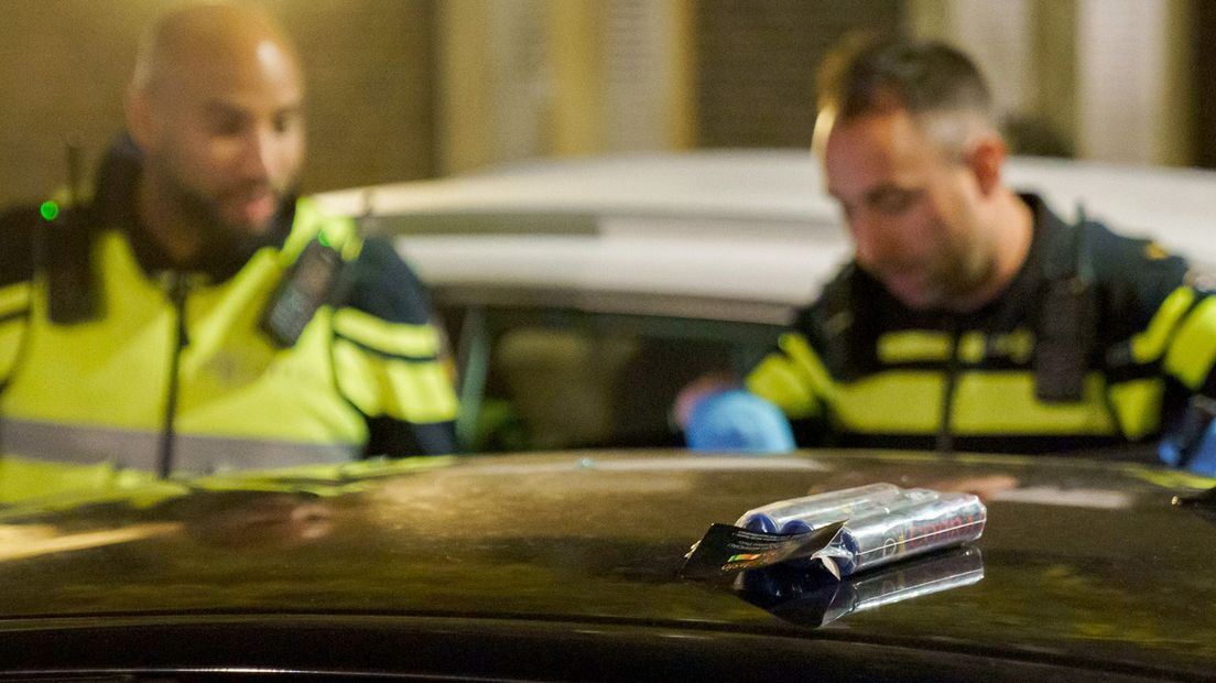 In de auto troffen agenten onder andere illegaal vuurwerk aan.