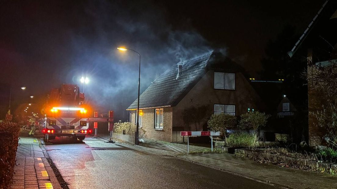 De schoorsteenbrand woedt in een woning aan de Hattemseweg in Apeldoorn.