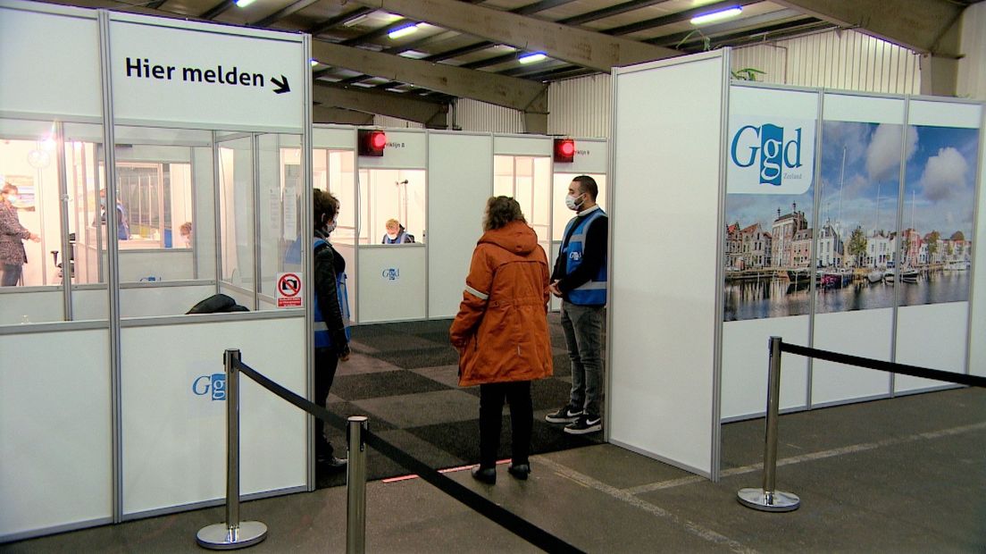 Zorgpersoneel in de wachtrij voor een vaccinatie in de Zeelandhallen