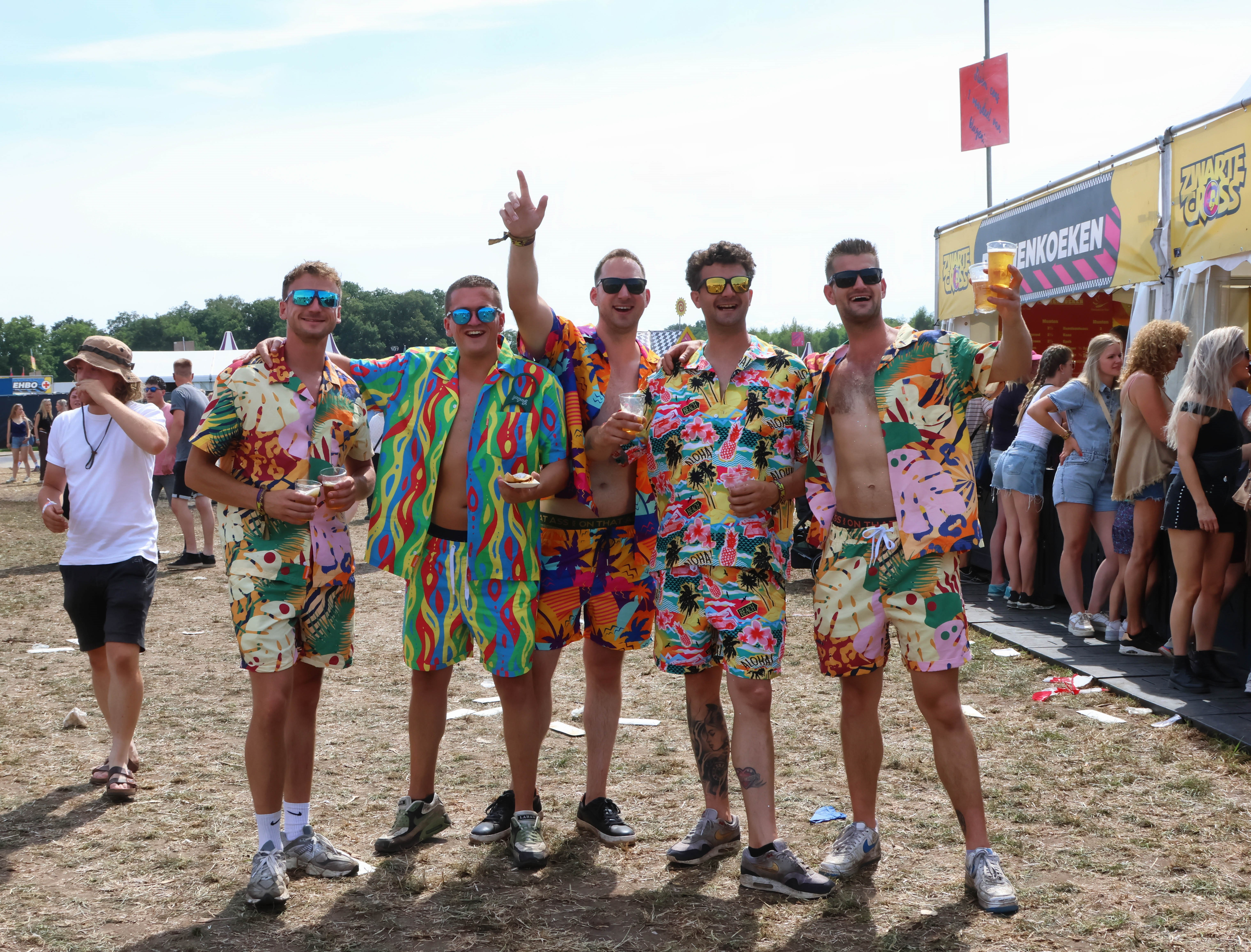 Gezelligheid en kleurrijke outfits op de Zwarte Cross.