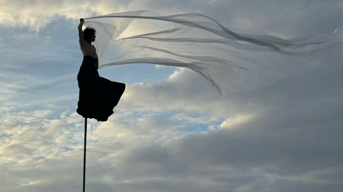 Heksen of amazones? Zwiepende dansers op palen op Oerol werken op de verbeelding