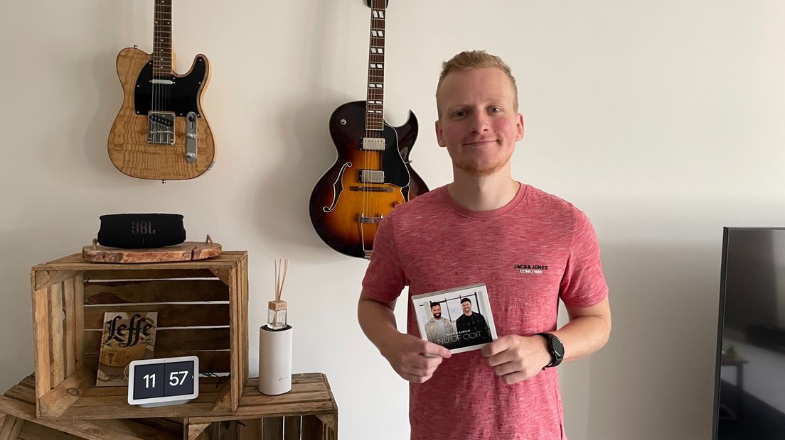 Lars Koehoorn met het nieuwe album van Nick en Simon