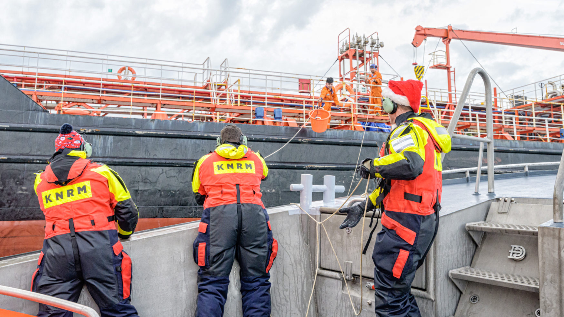 Redders van de KNRM delen jaarlijks kerstbroden uit aan zeelui die kerst ver van hun familie vieren
