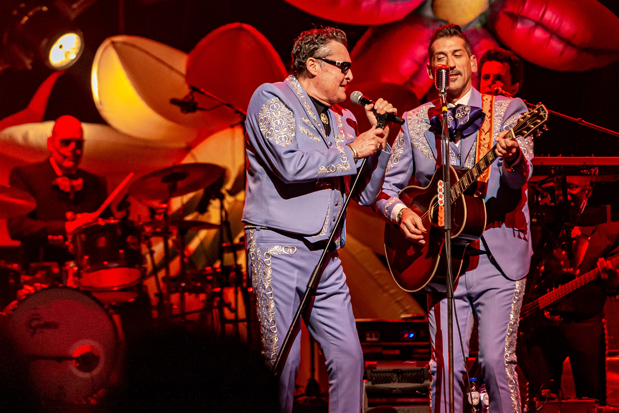 Danny Vera treedt op tijdens 'One Last Night' van Golden Earring