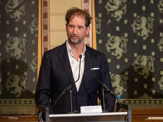 'Directeur Robert van Langh wil aan het werk en sleept Drents Museum voor de rechter'