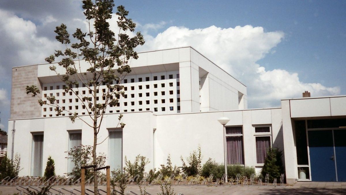 Vrouwen In Het Ambt Christelijk Gereformeerde kerk Zwolle laat vrouwen toe tot het ambt - Oost