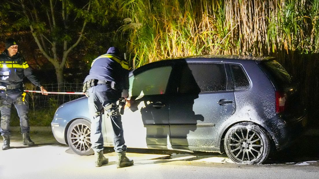 Politie doet onderzoek naar het ontstaan van de autobrand